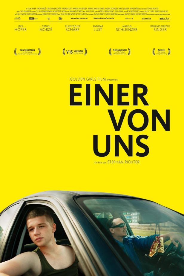 Das Filmplakat für „Einer von uns“ zeigt zwei junge Männer in Autos vor gelbem Hintergrund.