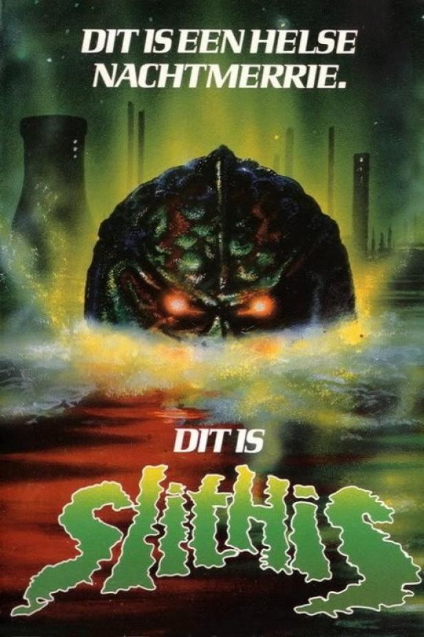 Das Filmplakat für „Slithis“ zeigt ein Monster, das aus trübem Wasser auftaucht.