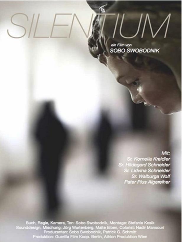 Das Filmplakat für „Silentium“ von Sobo Swobodnik zeigt eine Skulptur und verschwommene Figuren.