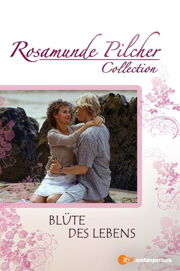 Ein Paar umarmt sich am Strand; Cover des Rosamunde Pilcher Films „Blüte des Lebens“.