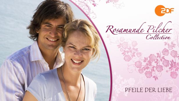 Ein lächelndes Paar vor dem Hintergrund des Rosamunde Pilcher Films „Pfeile der Liebe“.