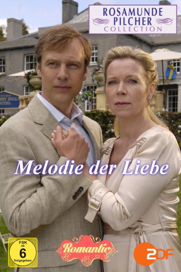Ein Mann und eine Frau halten Händchen vor dem Cover von „Rosamunde Pilcher – Melodie der Liebe“.