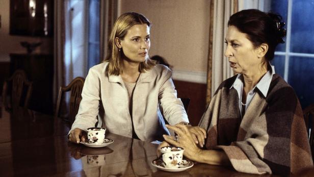 Zwei Frauen sitzen an einem Tisch und trinken Tee.