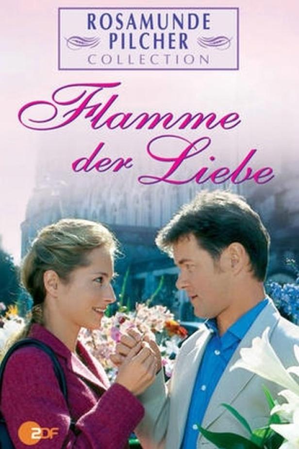Ein Paar steht vor einem Blumenbeet; Filmposter „Flamme der Liebe“.