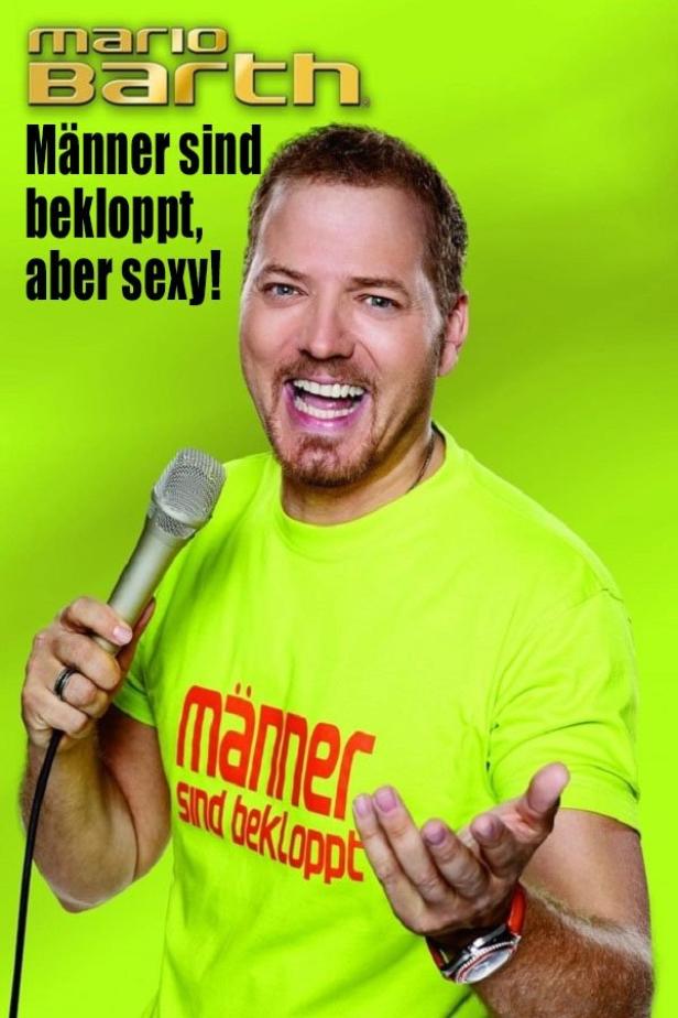 Mario Barth mit Mikrofon und T-Shirt mit der Aufschrift „Männer sind bekloppt“.
