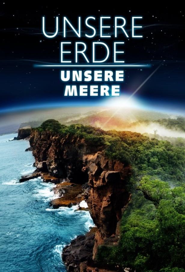 Das Cover für „Unsere Erde, unsere Meere“ zeigt eine Küstenlandschaft bei Sonnenaufgang.