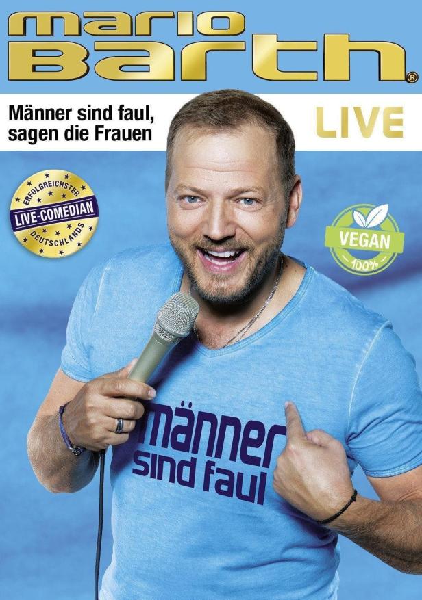 Der Comedian Mario Barth mit Mikrofon, bewirbt sein Programm „Männer sind faul“.