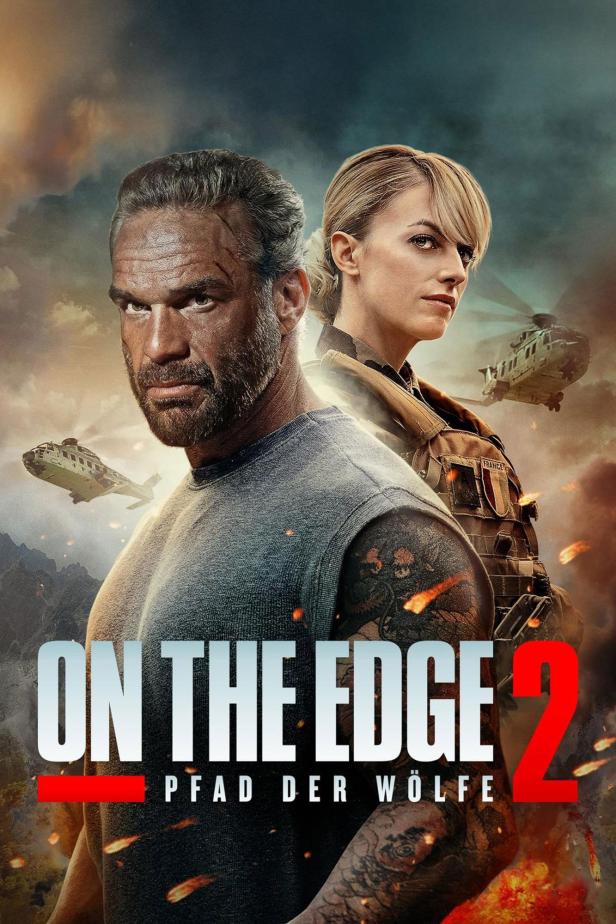 Das Filmplakat für „On the Edge 2 – Pfad der Wölfe“ zeigt zwei bewaffnete Personen und Hubschrauber vor einem Schlachtfeld.