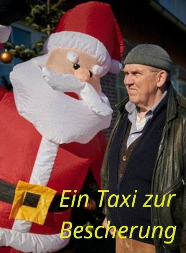 Ein Mann steht neben einer aufblasbaren Weihnachtsmann-Figur.