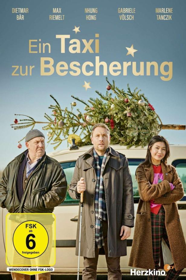 Das Filmplakat zu „Ein Taxi zur Bescherung“ zeigt Dietmar Bär, Max Riemelt und Nhung Hong vor einem Taxi mit Weihnachtsbaum.