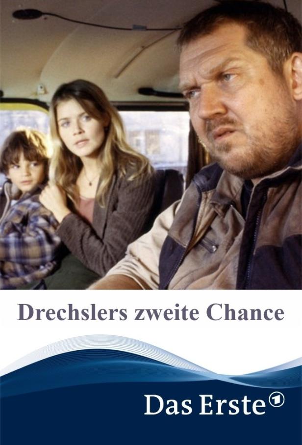 Ein Mann, eine Frau und ein Kind sitzen im Auto, möglicherweise eine Szene aus „Drechslers zweite Chance“.