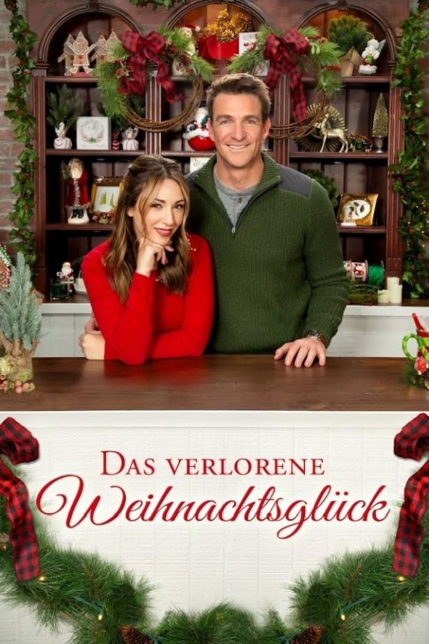 Ein Mann und eine Frau vor weihnachtlicher Dekoration für den Film „Das verlorene Weihnachtsglück“.