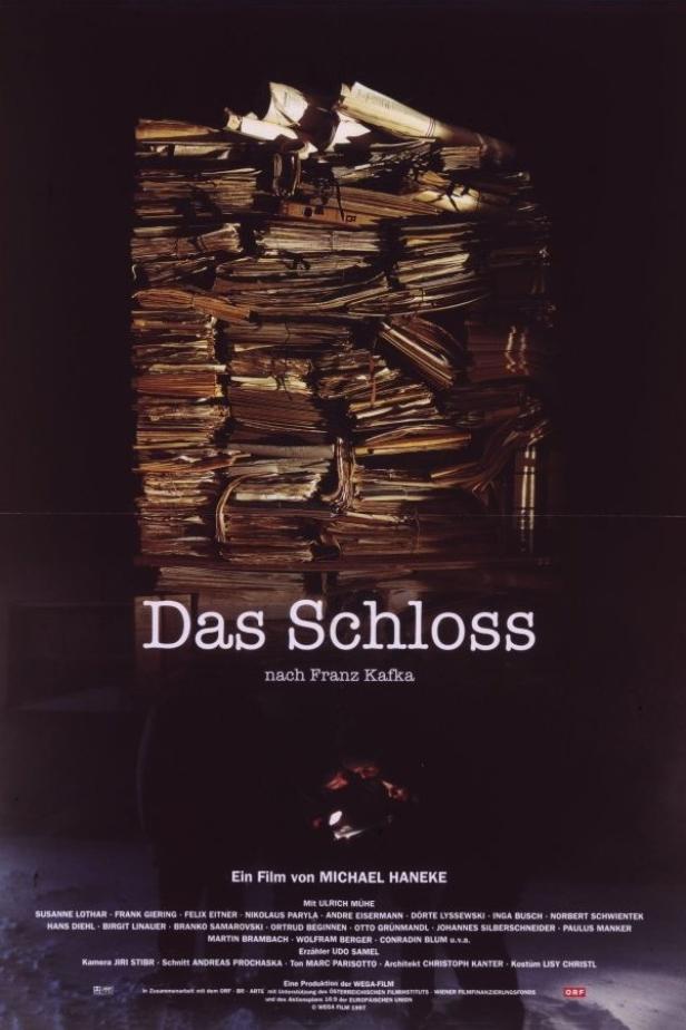 Das Filmplakat zu „Das Schloss“ nach Franz Kafka zeigt einen Stapel Papier.