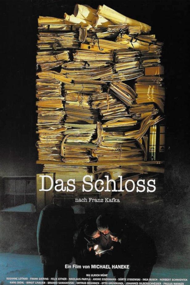 Das Filmplakat für „Das Schloss“ nach Franz Kafka zeigt einen Stapel Akten und drei Personen.