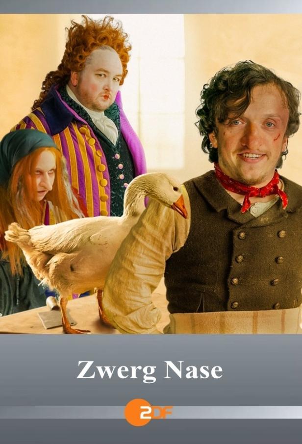 Szene aus dem Film „Zwerg Nase“ mit drei Darstellern und einer Gans.