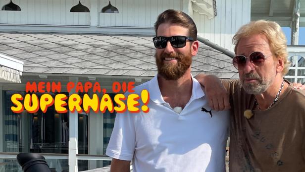 Thomas Gottschalk mit seinem Sohn Roman auf einer Dachterrasse.