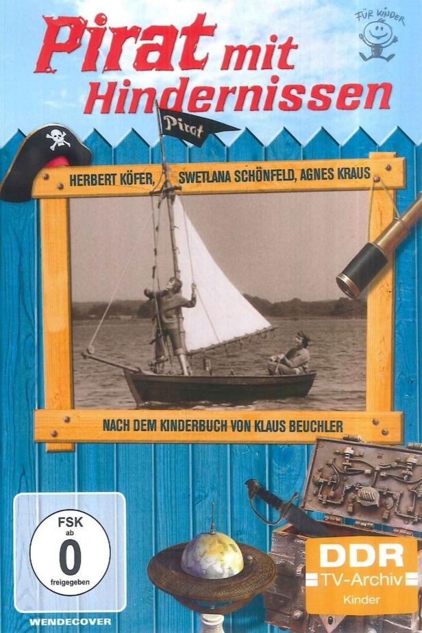Das Cover des Films „Pirat mit Hindernissen“ zeigt eine Schwarzweiß-Szene mit zwei Kindern in einem Segelboot.