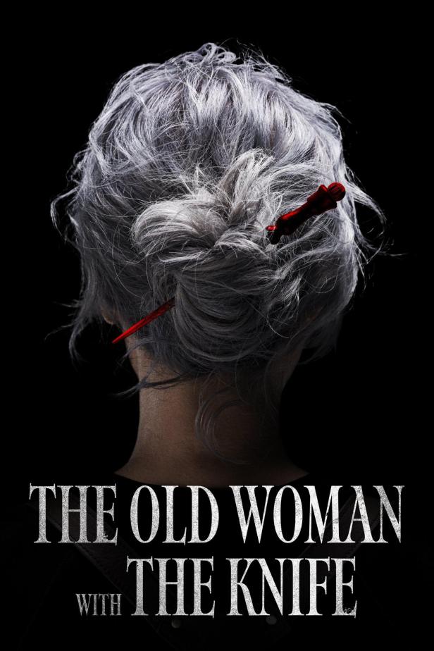 Das Filmplakat für „The Old Woman with the Knife“ zeigt eine Frau mit einem roten Haarkamm.