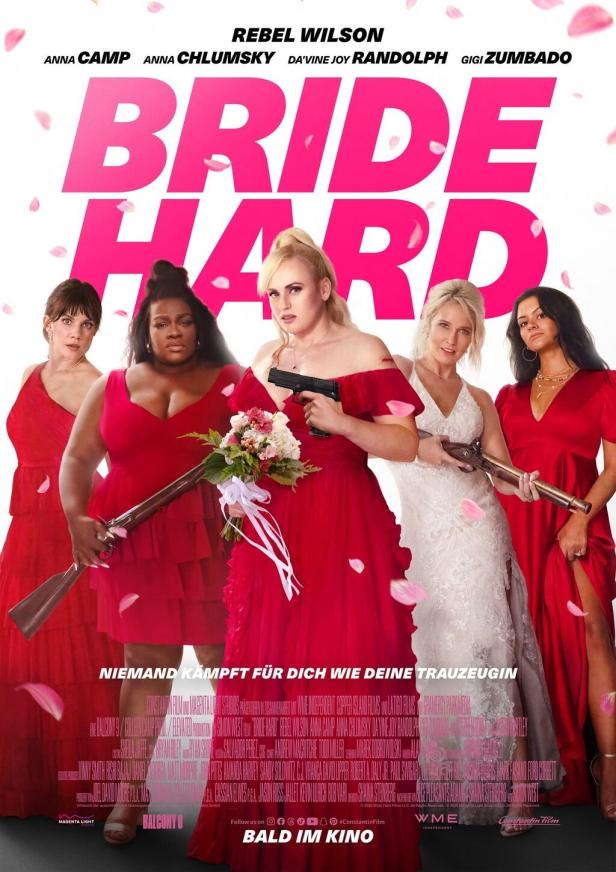 Das Filmplakat zu „Bride Hard“ mit Rebel Wilson und anderen Schauspielerinnen, die Waffen tragen.