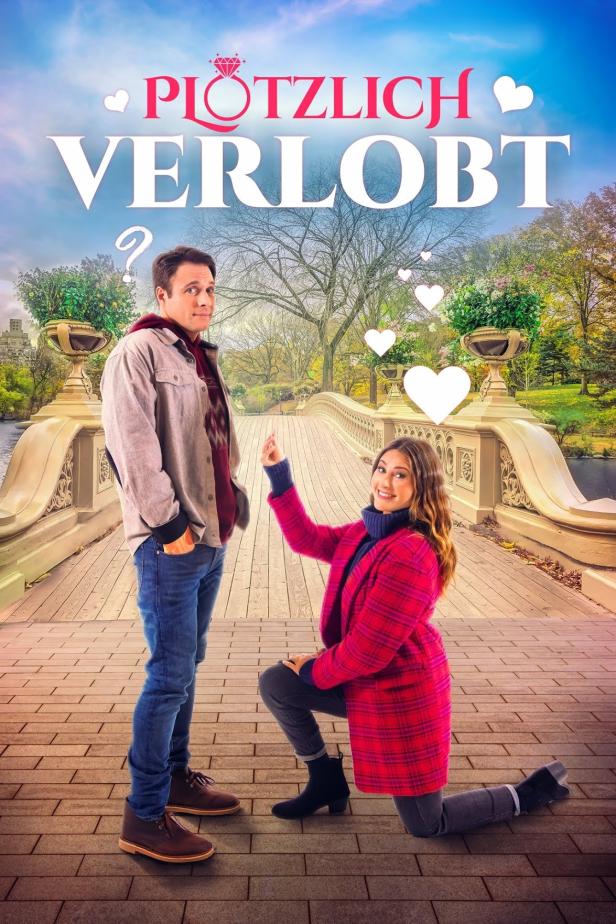 Eine Frau macht ihrem überraschten Freund auf der Brücke einen Heiratsantrag, Titel des Films: „Plötzlich Verlobt“.