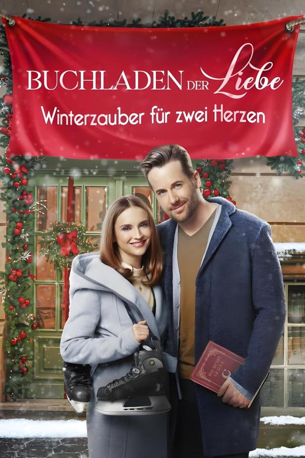 Ein Paar steht vor einem Banner für den Film „Buchladen der Liebe: Winterzauber für zwei Herzen“.