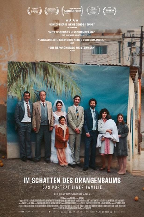 Das Filmplakat für „Im Schatten des Orangenbaums“ zeigt eine Familiengruppe vor einer gemalten Palme.