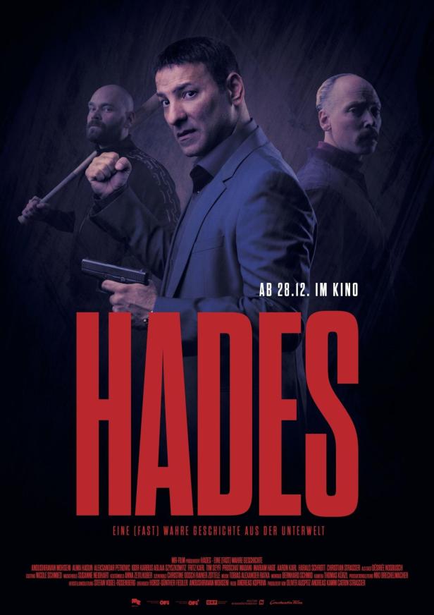 Das Filmplakat für „Hades“ zeigt einen Mann mit einer Pistole, flankiert von zwei weiteren Männern.