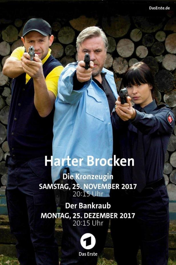 Drei Personen zielen mit Pistolen in die Kamera, vermutlich eine Szene aus „Harter Brocken“.