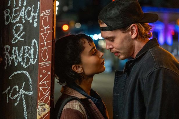 Zoë Kravitz und Austin Butler sind in „Caught Stealing“ kurz davor, einander an einer Straßeneecke zu küssen.
