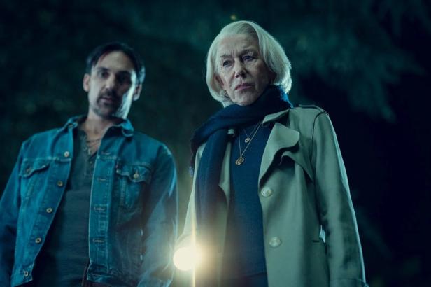 Helen Mirren leuchtet nachts mit einer Taschenlampe in „The Thursday Murder Club“.