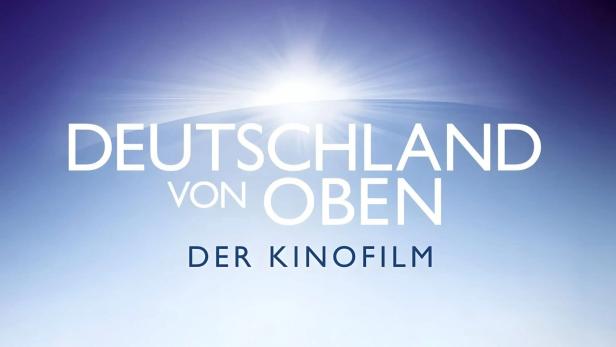 Das Logo für den Kinofilm „Deutschland von Oben“ vor blauem Himmel.