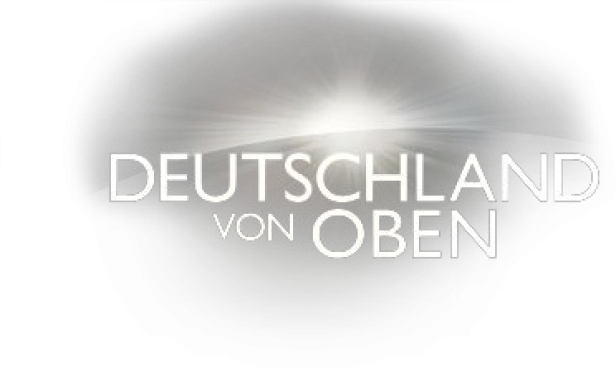 Das Logo der Sendung „Deutschland von Oben“ vor einem stilisierten Horizont mit Sonnenaufgang.