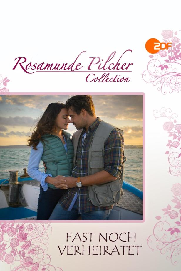 Ein Paar umarmt sich auf einem Boot vor dem Hintergrund eines Sonnenuntergangs.