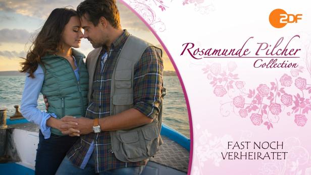 Ein Paar umarmt sich liebevoll auf einem Boot bei Sonnenuntergang.