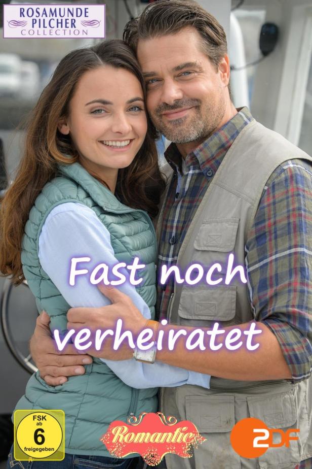 Ein Mann und eine Frau umarmen sich; Filmposter „Fast noch verheiratet“.