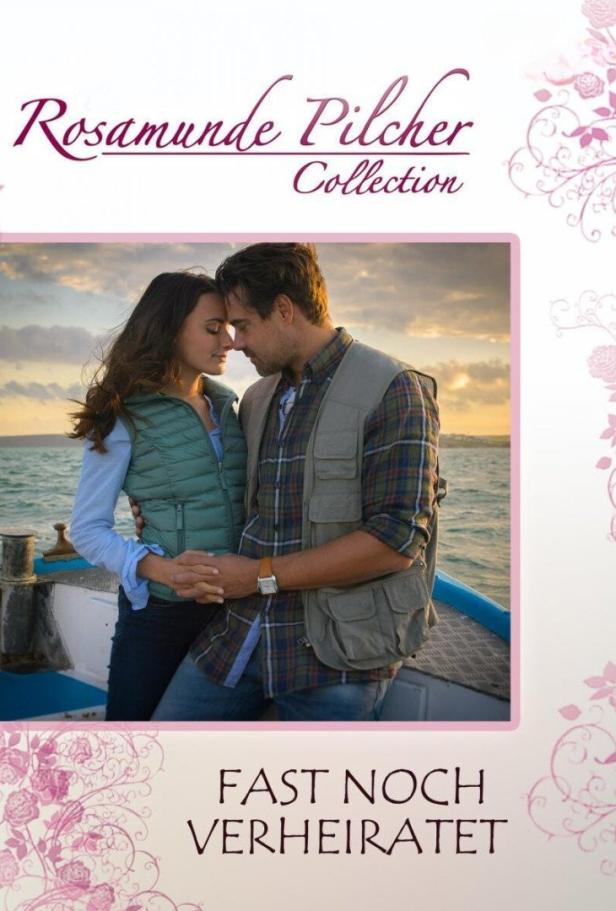 Ein Paar umarmt sich auf einem Boot vor dem Hintergrund eines Sonnenuntergangs.