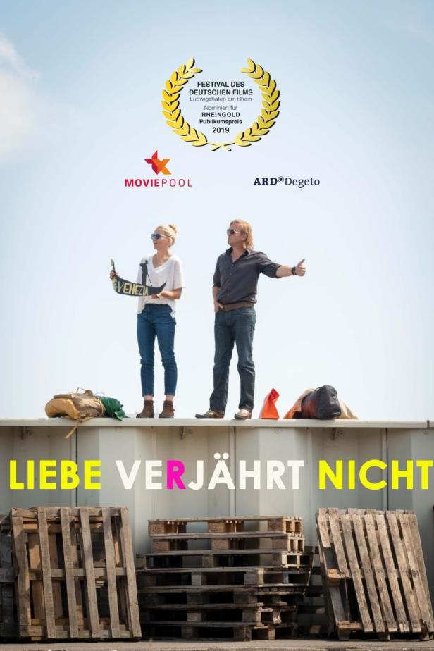 Das Filmplakat für „Liebe verjährt nicht“ zeigt zwei Personen auf einem Container mit Blick auf Venedig.