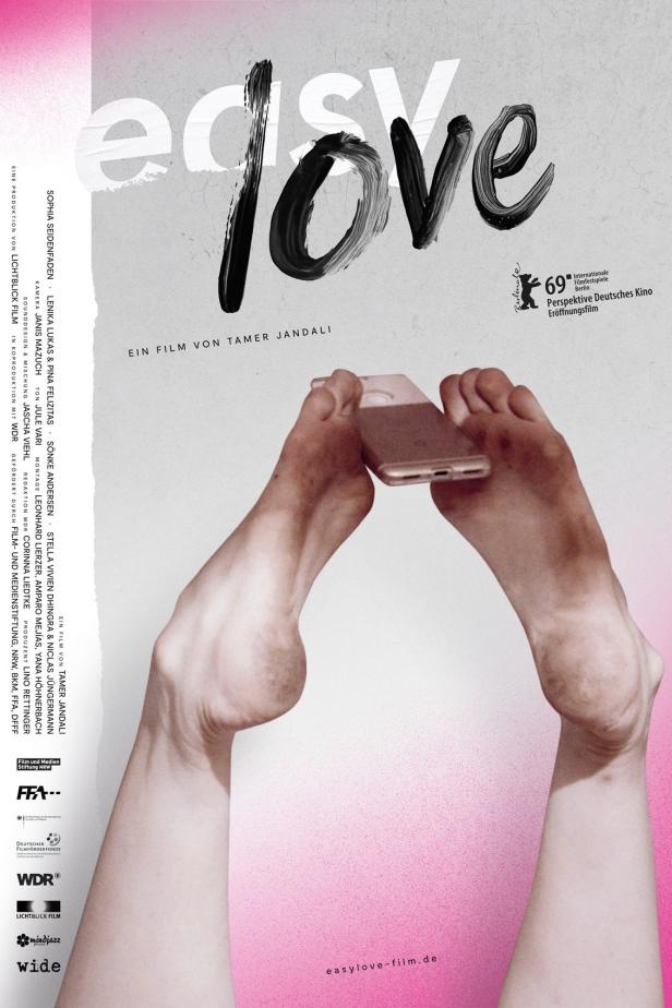 Das Filmplakat für „Easy Love“ zeigt Füße, die ein Handy halten.