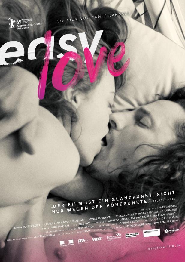 Das Filmplakat für „Easy Love“ zeigt zwei sich küssende Personen.