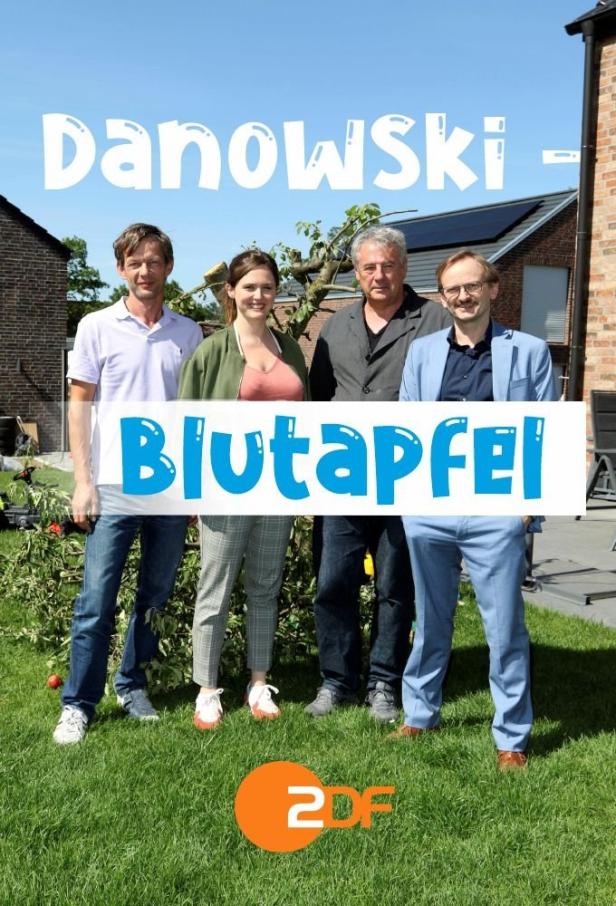 Das Filmplakat zu „Danowski – Blutapfel“ mit vier Darstellern vor einem Haus.