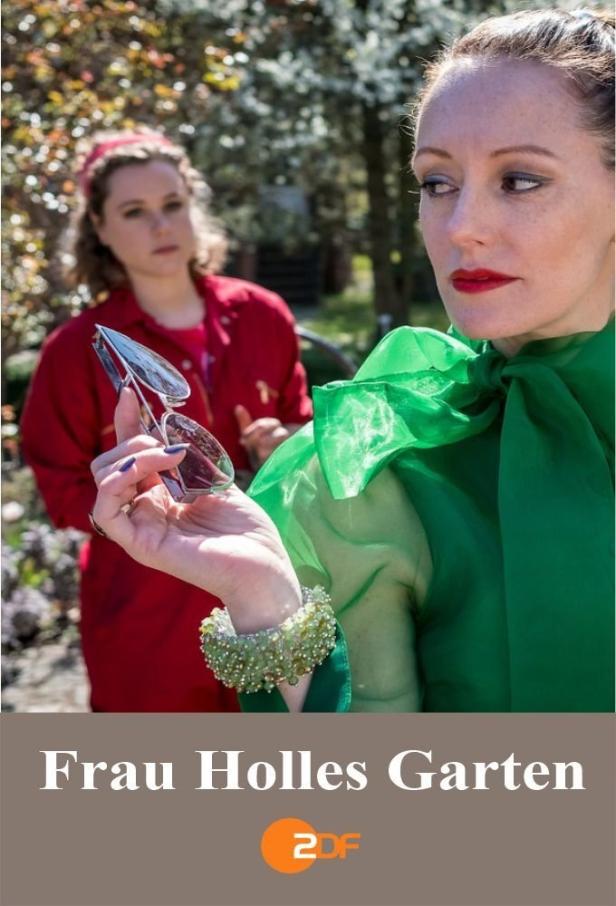 Zwei Frauen in Kostümen, möglicherweise eine Szene aus „Frau Holles Garten“.