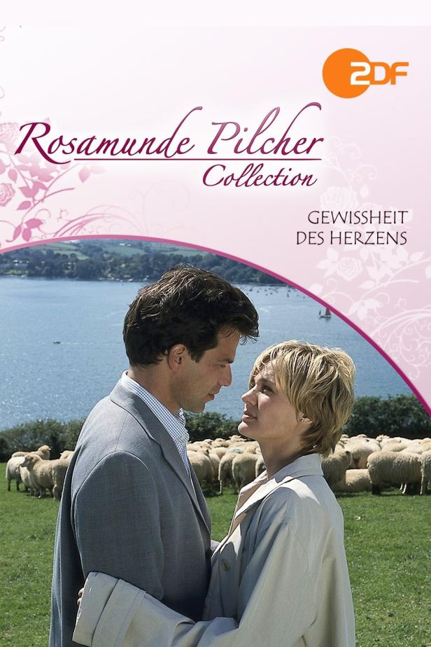 Ein Mann und eine Frau stehen sich vor einer Schafherde und dem Meer gegenüber, Titelbild „Rosamunde Pilcher – Gewissheit des Herzens“.
