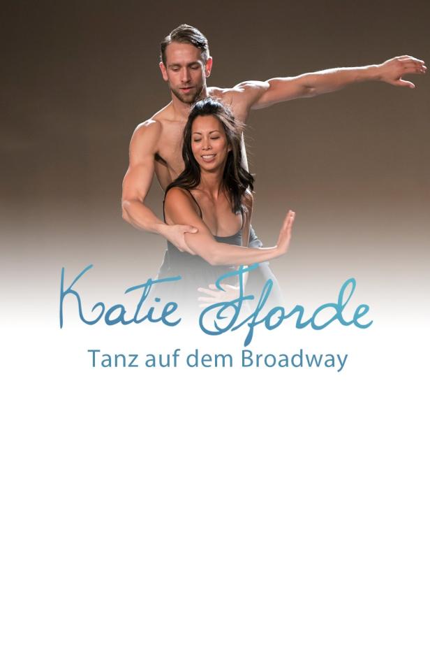 Ein Mann und eine Frau tanzen zusammen; im Hintergrund steht „Katie Fforde – Tanz auf dem Broadway“.
