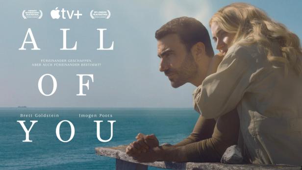 Das Filmplakat für „All of You“ mit Brett Goldstein und Imogen Poots vor dem Meer.