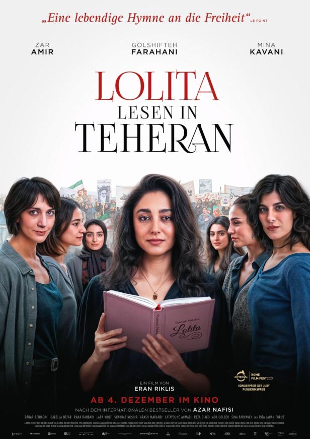 Das Filmplakat zu „Lolita lesen in Teheran“ zeigt Frauen mit dem Buch „Lolita“ vor einer Protestkulisse.