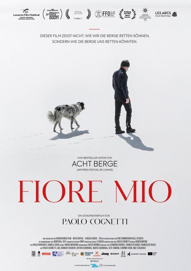 Ein Mann und ein Hund wandern durch eine verschneite Landschaft, Plakat für den Film „Fiore Mio“.