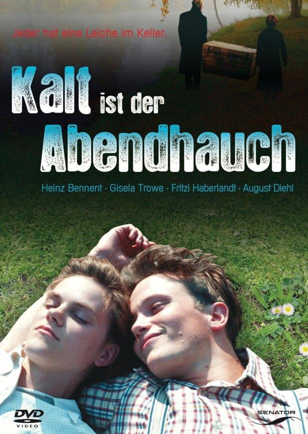 Das Filmplakat für „Kalt ist der Abendhauch“ zeigt zwei junge Menschen im Gras.