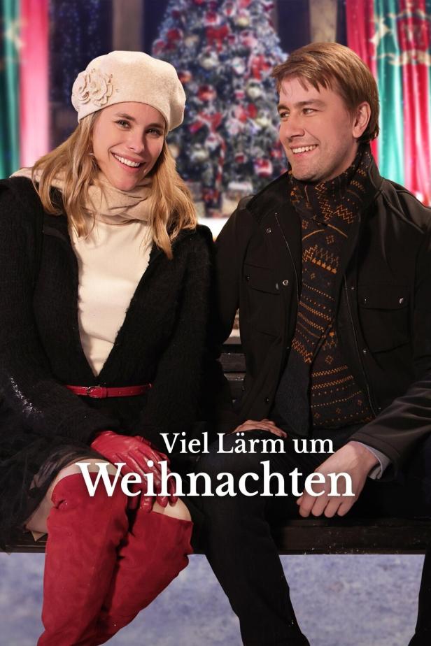 Ein Mann und eine Frau sitzen vor einem Weihnachtsbaum, im Vordergrund der Titel „Viel Lärm um Weihnachten“.