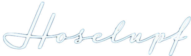 Der Schriftzug „Hoselupf“ in weißer Schreibschrift auf schwarzem Hintergrund.