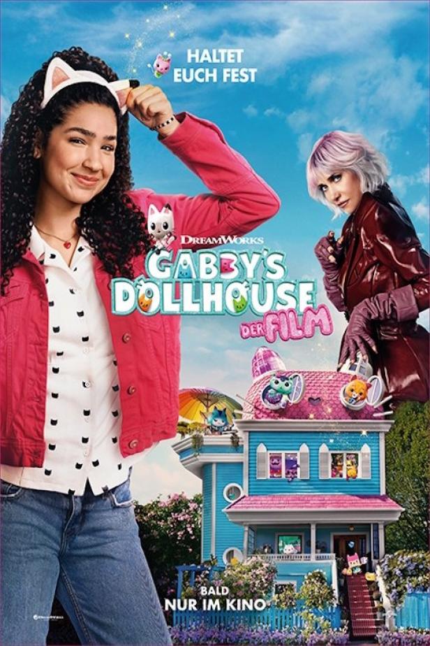 Das Filmplakat für „Gabby's Dollhouse: Der Film“ zeigt Gabby und eine weitere Frau vor Gabbys Puppenhaus.